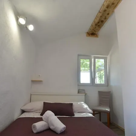 Rugonj * Stari Grad (Hvar)